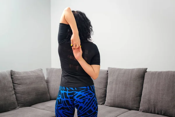 Una Donna Che Stende Schiena Allenamento Online Yoga Fitness Sportivo — Foto Stock