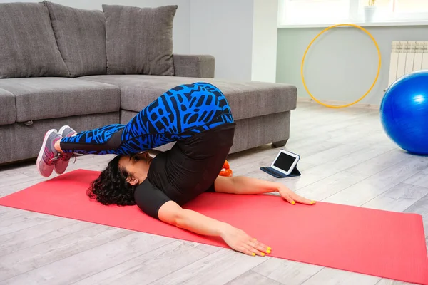 Frau Streckt Bein Und Rücken Online Sport Fitness Yoga Training — Stockfoto