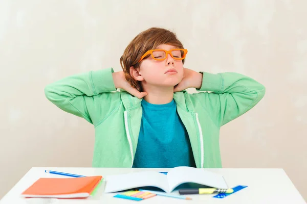 Colegial Cansado Sentado Mesa Chico Haciendo Tarea Dificultades Aprendizaje Concepto — Foto de Stock