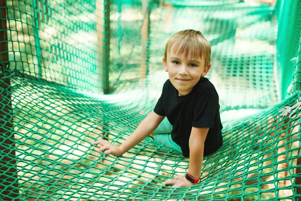 Glad Pojke Passerar Kabeltunneln Lekplats Utomhus Fritid För Barn Lycklig — Stockfoto