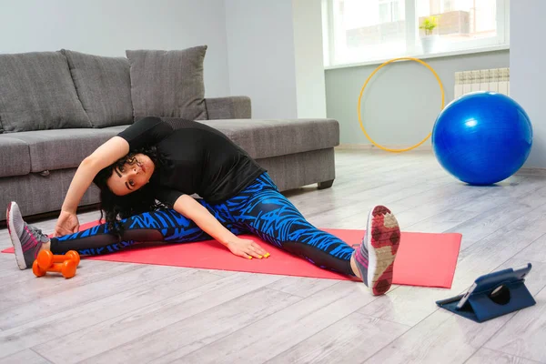 Frau Streckt Bein Und Rücken Online Sport Fitness Yoga Training — Stockfoto