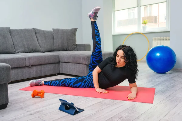 Bacağını Sırtını Esneten Bir Kadın Çevrimiçi Spor Fitness Yoga Eğitimi — Stok fotoğraf