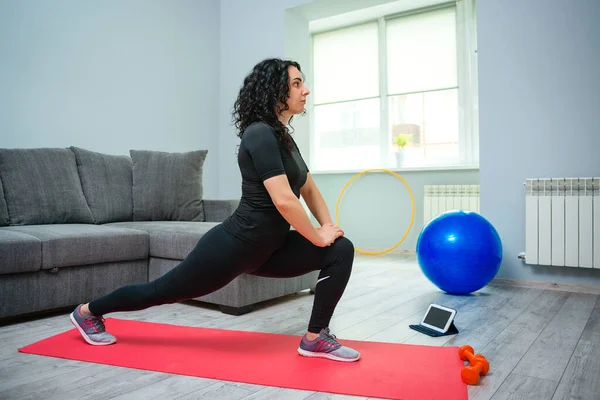 Frau Streckt Bein Und Rücken Online Sport Fitness Yoga Training — Stockfoto