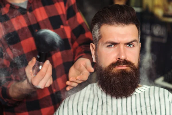 Barbudo Cortado Por Peluquero Tipo Brutal Sentado Una Silla Barbero — Foto de Stock