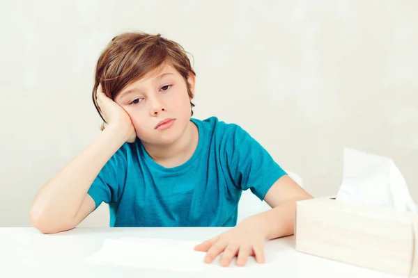 Schuljunge Pustet Laufende Nase Kranker Junge Sitzt Schreibtisch Kind Mit — Stockfoto