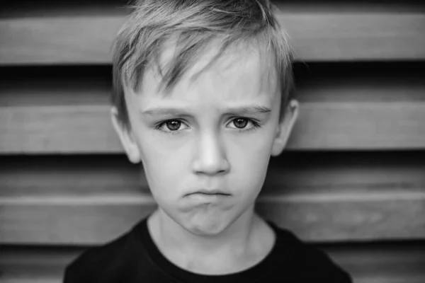 Boldogtalan Magányos Fiú Gondolkodik Valamin Arckifejezések Negatív Érzelmek Szomorú Fiú — Stock Fotó