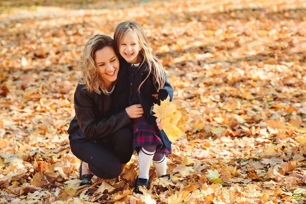 妈妈和女儿在公园里散步 家人享受着美丽的秋天的自然 家庭时尚 时尚的妈妈和女孩在户外玩得很开心 生活方式和时尚 — 图库照片