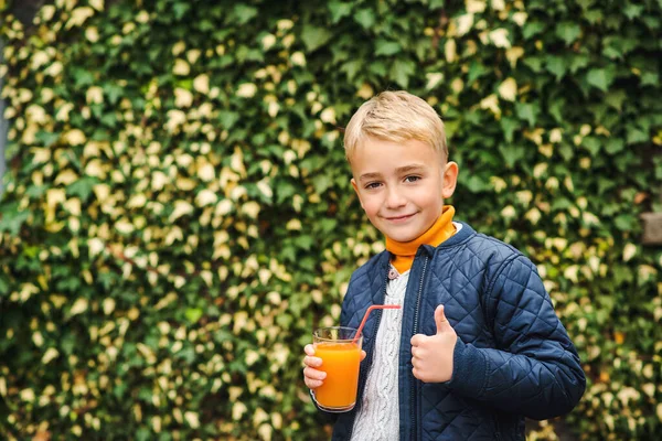 Roztomilý Chlapec Sklenicí Pomerančového Džusu Zdravý Životní Styl Chlapec Pije — Stock fotografie
