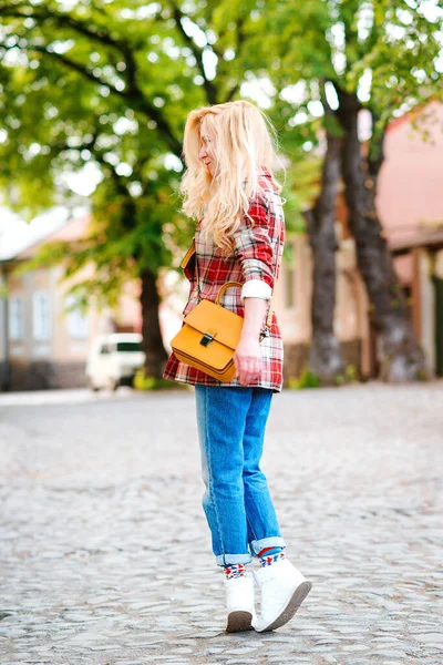 Jonge Hippe Hippe Vrouw Die Straat Loopt Meisje Trendy Outfit — Stockfoto