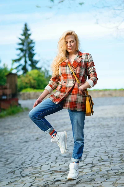 Joven Mujer Hipster Elegante Caminando Por Calle Chica Vestida Con — Foto de Stock