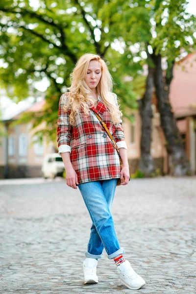 Jeune Femme Hipster Élégant Marchant Dans Rue Une Fille Tenue — Photo