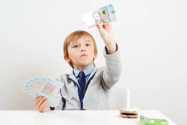 Leuke Kleine Zakenman Berekent Geld Geld Spaarconcept Financiën Jeugd Mensen — Stockfoto