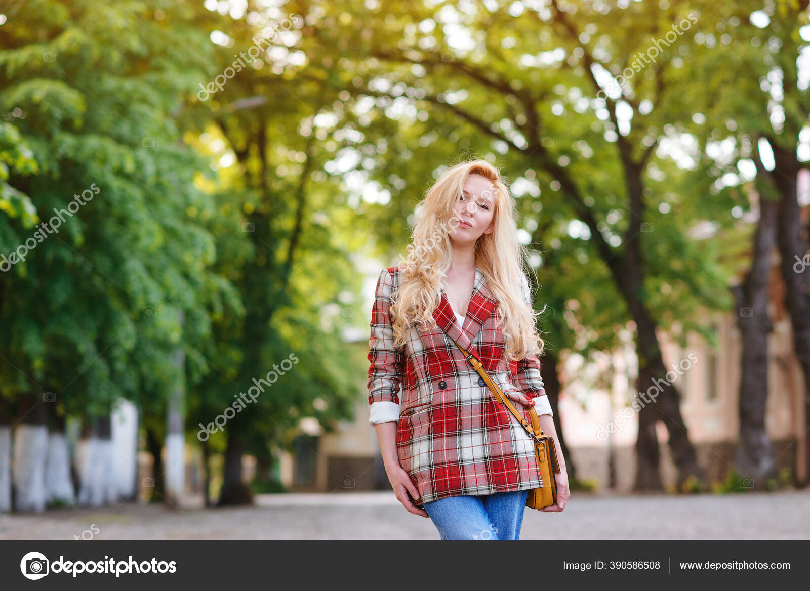 Retrato de moda de una mujer joven con ropa elegante en la calle