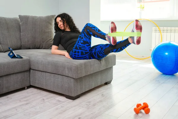 Allenamento Casa Con Banda Resistenza Addestramento Femminile Casa Donna Sportiva — Foto Stock