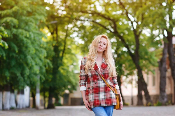 Mulher Jovem Elegante Hipster Andando Rua Menina Vestindo Roupa Moda — Fotografia de Stock