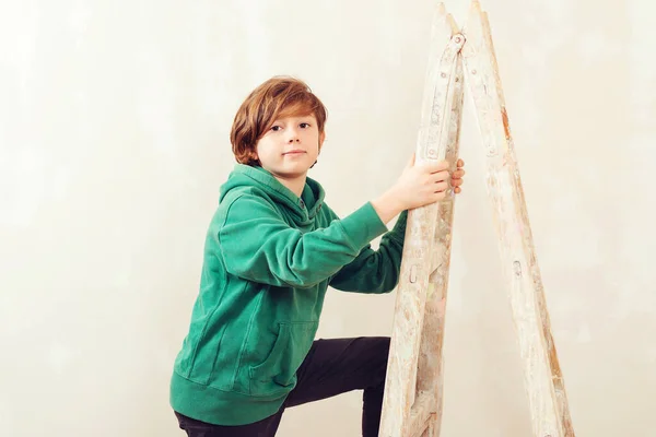Leuke Jongen Helpt Ouders Muur Schilderen Nieuw Huis Voor Familie — Stockfoto