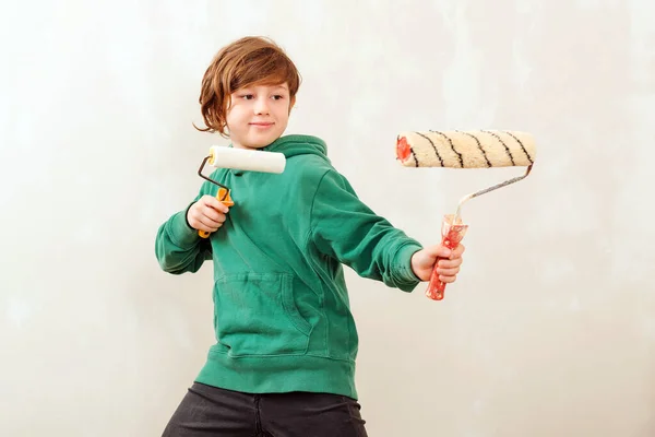 Leuke Jongen Met Verfroller Huisrenovatie Concept Zoon Helpt Ouders Muur — Stockfoto