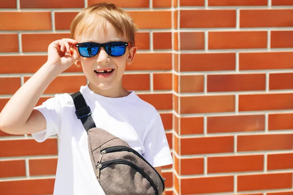Glad Liten Kille Trendiga Solglasögon Utomhus Mode Stilig Pojke Poserar — Stockfoto