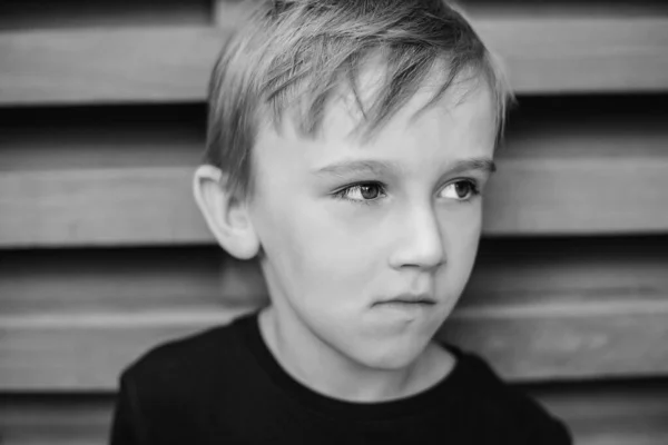 Nieszczęśliwy Samotny Chłopiec Myśli Czymś Twarzą Twarz Negatywnymi Emocjami Portret — Zdjęcie stockowe