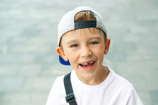 밖에서는 이빨없는 귀여운 소년이 미소를 짓는다 모자를 소년의 초상화 여름에 — 스톡 사진