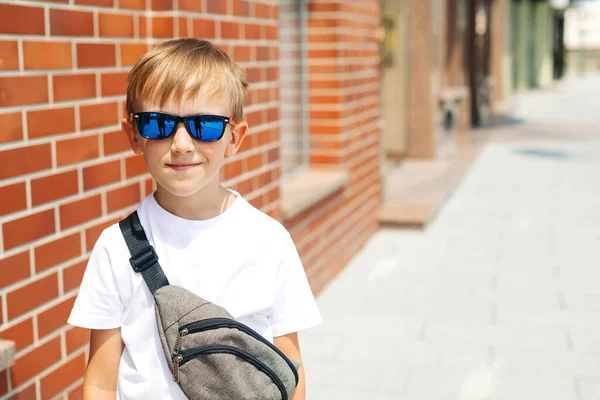 Schattig Kind Met Een Zonnebril Straat Trendy Jongen Een Wit — Stockfoto