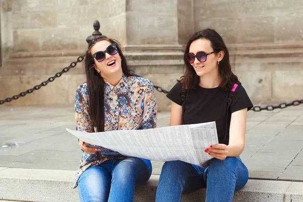 Jovens Amigos Felizes Passeando Cidade Conceito Amizade Viagens Duas Mulheres — Fotografia de Stock