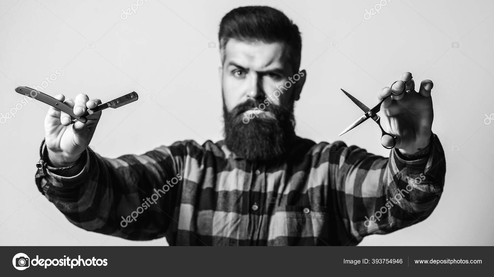 Peluquería Con Navaja Afeitar Tijeras Hombre Brutal Sosteniendo