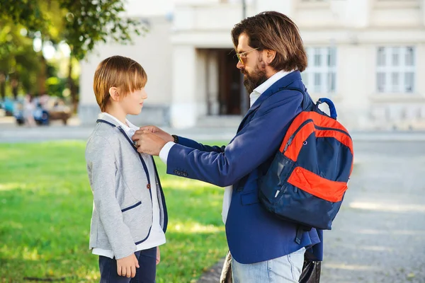 Tatínek Podporuje Svého Syna Začal Chodit Školy Školák Jde První — Stock fotografie