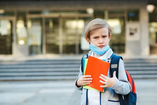 Triste Ragazzo Mascherato Che Scuola Uno Studente Che Indossa Una — Foto Stock