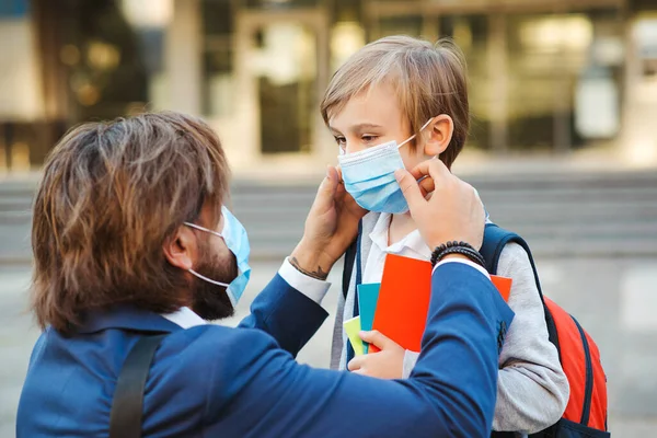 Otec Pomáhající Synovi Nasazující Ochrannou Masku Chlapec Chodí Školy Během — Stock fotografie