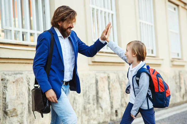 Mio Padre Dava Cinque Figlio Mentre Incontravamo Dopo Scuola Papà — Foto Stock