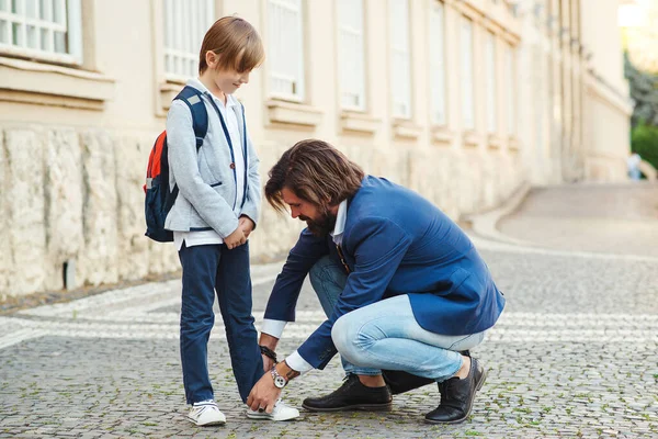 Papà Regola Scarpe Figlio Mentre Prepara Scuola All Aperto Padre — Foto Stock