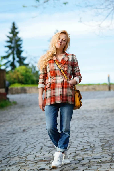 Joven Mujer Hipster Elegante Caminando Por Calle Chica Vestida Con — Foto de Stock