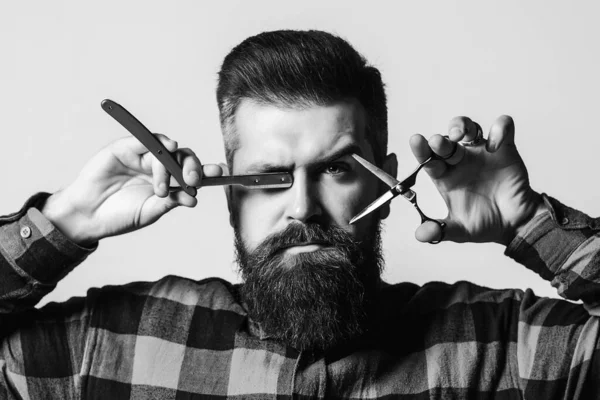 Brutal Barber Straight Razor Scissors Bearded Guy Holding Proffecional Tools — Stock Photo, Image