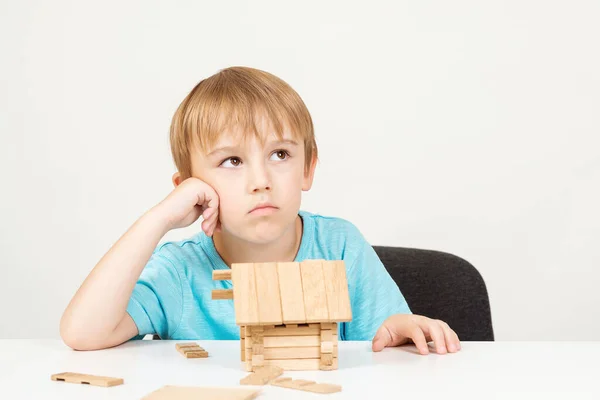 Droevig Klein Kind Droomt Een Nieuw Thuis Adoptie Voogdij Kinderopvang — Stockfoto