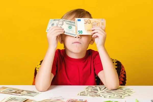 Mądry Dzieciak Zakrywający Oczy Banknotami Dolarowymi Euro Szczęśliwy Chłopczyk Cieszący — Zdjęcie stockowe