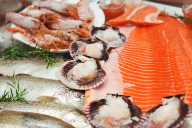 Taze balık ve deniz ürünleri. Sağlıklı beslenme konsepti. Üst Manzara. Markette dondurulmuş kırmızı balıklı gösteri. Pazar yeri, deniz ürünleri sergisi. Perakende satış, pazar yeri.