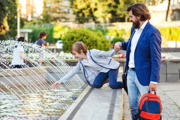 Padre Alla Moda Con Figlio Che Cammina Dopo Scuola Papà — Foto Stock