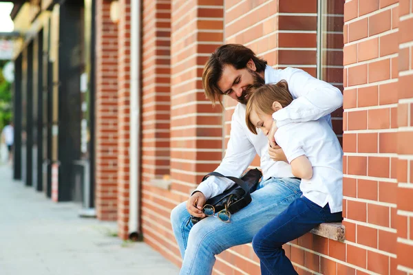 Padre Hijo Moda Divirtiéndose Juntos Papá Abrazando Hijo Paseo Elegante —  Fotos de Stock