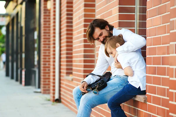 Padre Hijo Moda Divirtiéndose Juntos Papá Abrazando Hijo Paseo Elegante — Foto de Stock