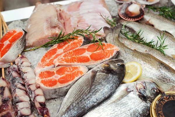 Dükkanda balık yemi, yakın çekim. Çiğ balık süpermarkette satılmaya hazır. Markette dondurulmuş kırmızı balıklı gösteri. Pazar yeri, deniz ürünleri sergisi. Perakende satış, pazar yeri.