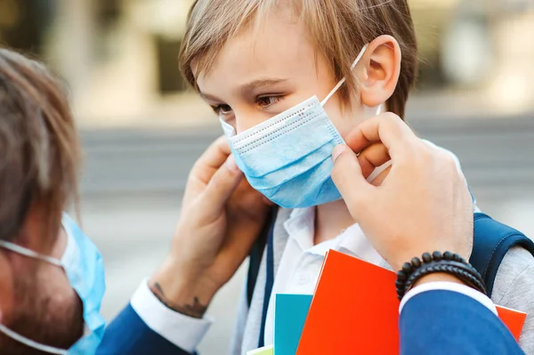 Vader Zet Een Beschermend Masker Het Gezicht Van Zijn Zoon — Stockfoto