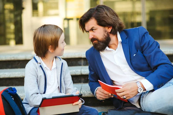 Padre Che Parla Con Figlio Dopo Lezioni Fuori Scuola Studente — Foto Stock