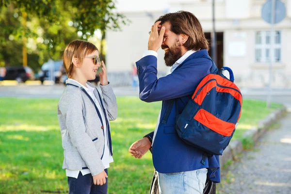 Padre Alla Moda Porta Bambino Scuola Torniamo Scuola Figlio Felice — Foto Stock