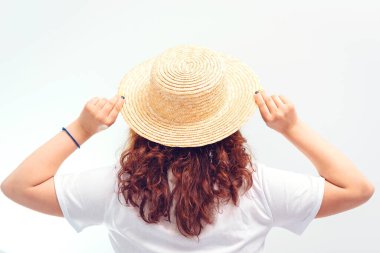 Yazlık şapkalı bir kadın. Mutlu heyecanlı öğrenci kız yaz tatiline hazır. Moda, insanlar ve yaşam tarzı.