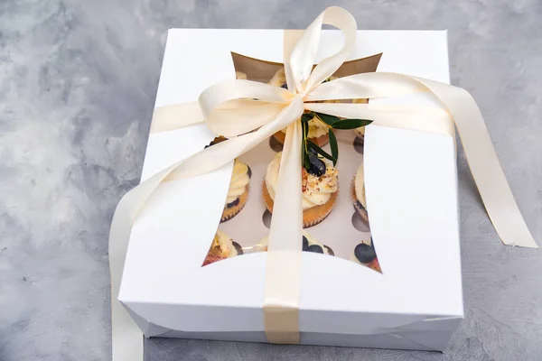 Coffret Cadeau Avec Savoureux Cupcakes Présentez Une Boîte Pleine Cupcakes — Photo