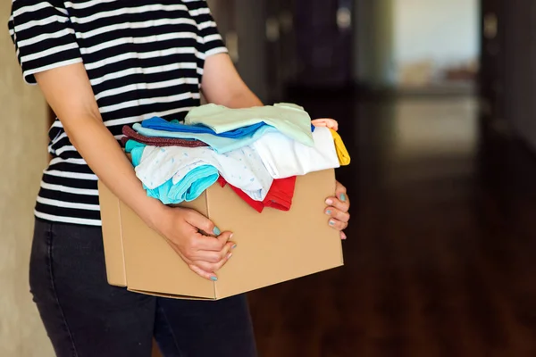 Mujer Sosteniendo Una Caja Donaciones Caja Donaciones Para Dar Actividad — Foto de Stock