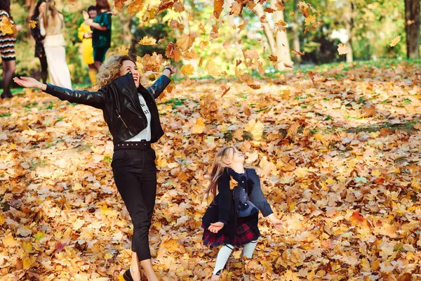 Mutter Und Tochter Spielen Mit Herbstblättern Glückliche Familie Bei Einem — Stockfoto