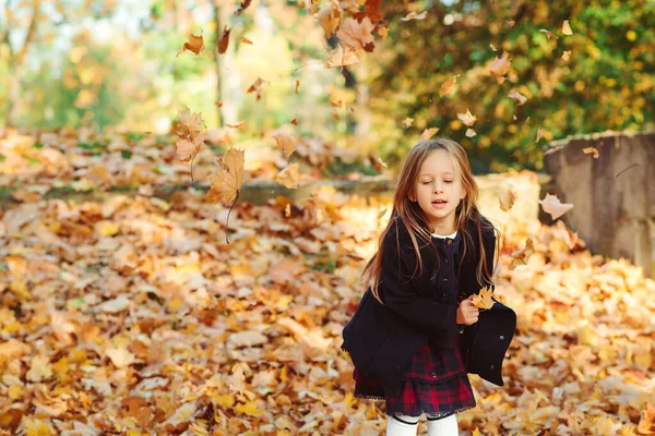 Chica Feliz Jugando Con Hojas Caídas Adorable Colegiala Caminando Parque — Foto de Stock