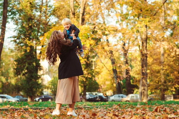 Mãe Criança Brincando Juntas Parque Outono Família Jovem Feliz Caminhada — Fotografia de Stock